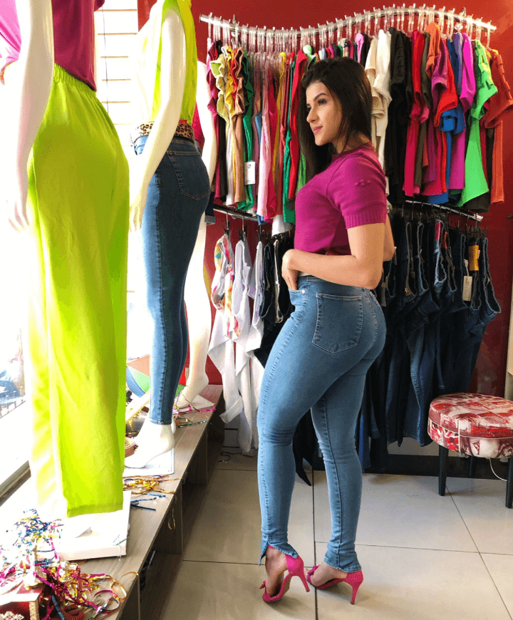 CALÇA SKINNY COM PEQUENA ABERTURA NA LATERAL