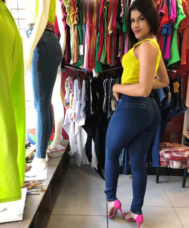 CALÇA LISA COM BASTANTE LYCRA,POSSUINDO BOLSO NA FRENTE, E BOLSO EMBUTIDO ATRÁS