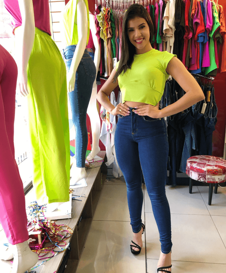 CALÇA LISA COM BASTANTE LYCRA,POSSUINDO BOLSO NA FRENTE, E BOLSO EMBUTIDO ATRÁS