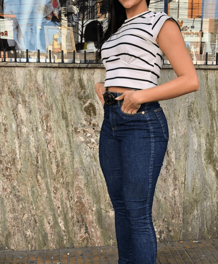 CALÇA COM JEANS ESCURO COM PEQUENA ABERTURA NA LATERAL DA PERNA